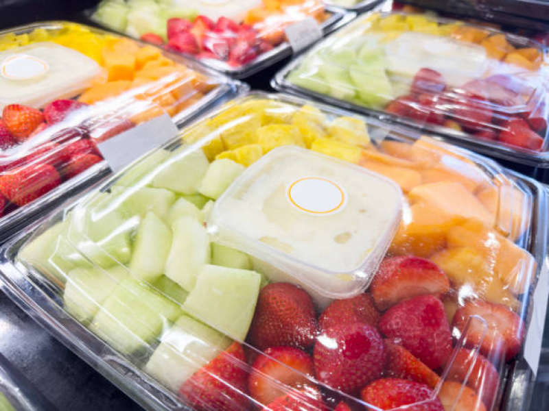 frutas cortadas e embaladas para entrega